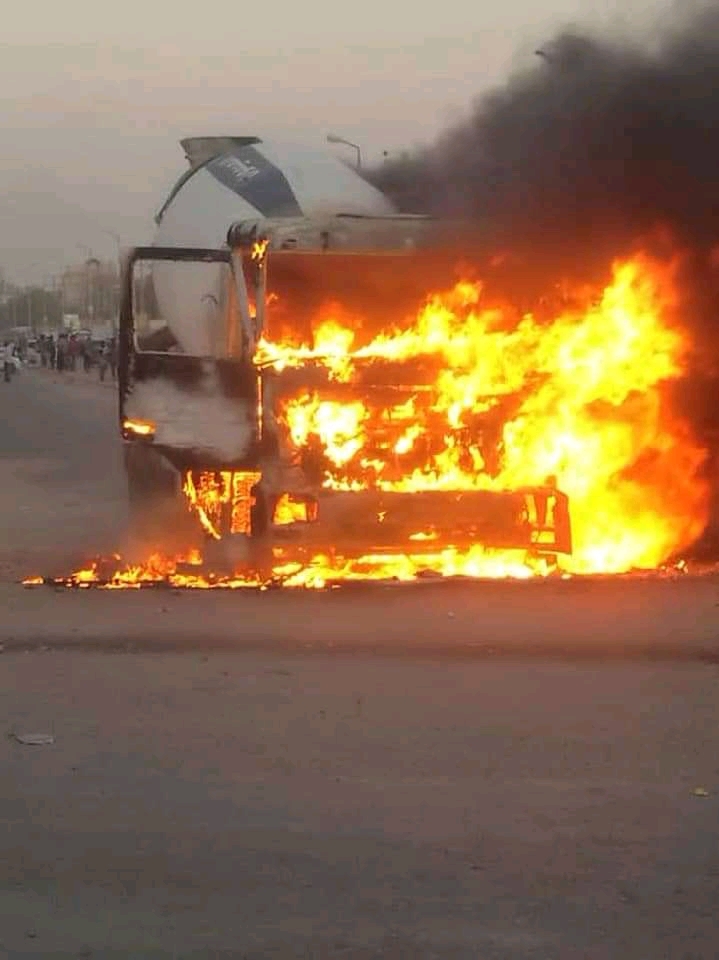 السودان – صوت الشعب نيوز:  *مليشيا الدعم السريع تحرق السوق المركزي بالخرطوم