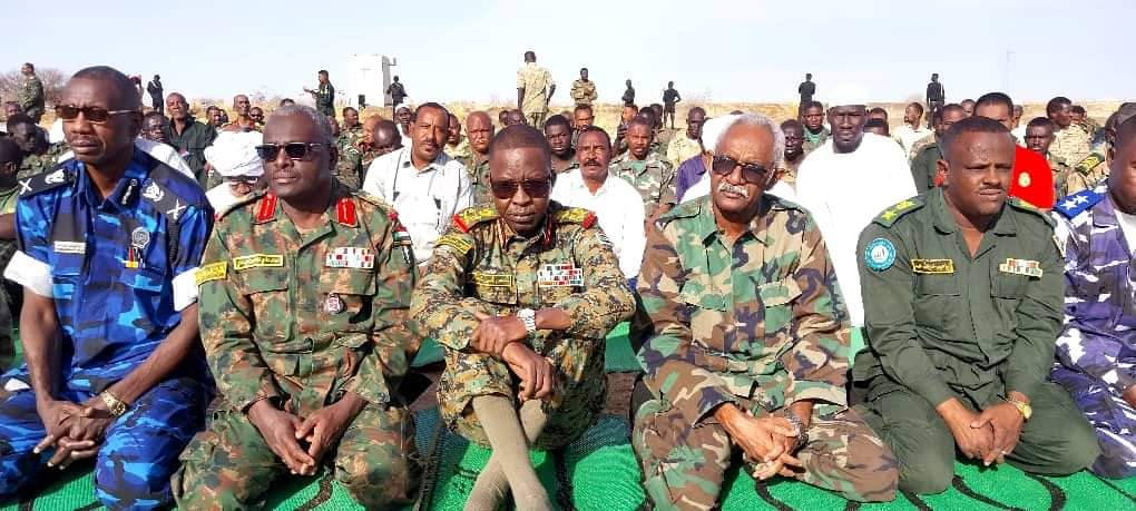 *الكباشي يؤدي صلاة العيد مع القوات المرابطة بارتكازات النيل الابيض ويبشر باقتراب ساعة النصر*             بشر عضو مجلس السيادة الإنتقالي في السودان نائب القائد العام للقوات المسلحة ، الفريق أول ركن شمس الدين كباشي ، باقتراب ساعة النصر ، وقال إن القوات المسلحة تتقدم بثبات في كل محاور العمليات وأن هنالك انتصارات كبيرة تتحقق في الميدان . ودعا الفريق كباشي خلال مخاطبته صلاة عيد الفطر المبارك مع القوات المرابطة في ارتكاز منطقة حماري بمحلية ربك  علي الطريق الرابط بين ولايتي النيل الأبيض وسنار ، بحصور والي ولاية النيل الابيض الأستاذ عمر الخليفة عبد الله  ، وقائد العمليات العسكرية بولاية النيل الابيض ، اللواء الركن حيدر علي الطريفي ، وقائد الفرقة الثامنة عشر مشاه بكوستي اللواء الركن سامي الطيب سيد احمد ولجنة الأمن بالولاية وعدد من أعضاء حكومة الولاية وقيادات المؤسسات والمصالح الحكومية ، دعا القوات لعدم الالتفاف لاشاعات وأكاذيب العدو ، وقال ده كله فرقعة هواء للهزائم المتتالية التي تلقتها المليشيا المتمردة في أرض المعركة .  وجدد كباشي ثقته في الله والقوات المسلحة والشعب السوداني في حسم المعركة اللعينة التي فرضت على الوطن والمواطن وتعهد سيادته للفريق البرهان بأن تماسيح بحر ابيض جاهزه للحفاظ على أمن وسلامة البلاد    ونقل الكباشي تحيات وتهاني القائد العام للقوات المسلحة الفريق أول ركن عبد الفتاح البرهان ومساعدي القائد العام ورئيس هيئة الأركان ونوابه لكل ضباط وضباط الصف والجنود والمرابطين بمناسبة عيد الفطر المبارك .  ودعا خطيب صلاه العيد الشيخ محمد أحمد لأهمية الحفاظ على الوطن والثبات على المبادئ والالتفاف حول القوات المسلحة ومؤازرتها والدعوه لها بالنصر   كما طالب المواطنين بعدم الالتفات للشائعات والأكاذيب التي يروج لها إعلام المليشيا المتمردة واعوانها.