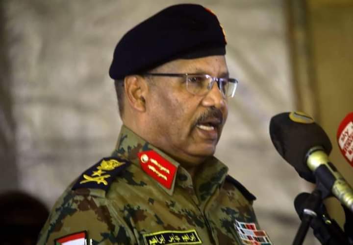 عضو مجلس السيادة الفريق مهندس بحري إبراهيم جابر يؤدي صلاة العيد بمحلية سنكات