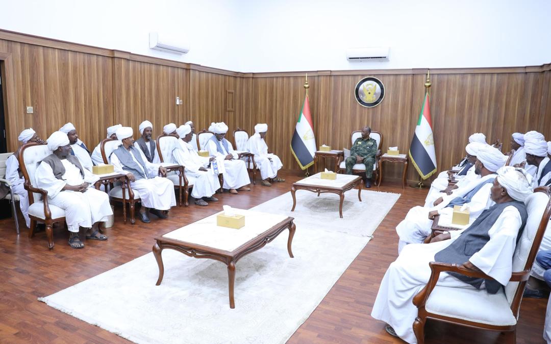 رئيس مجلس السيادة القائد العام للقوات المسلحة يلتقي وفد قبيلة الحلنقة