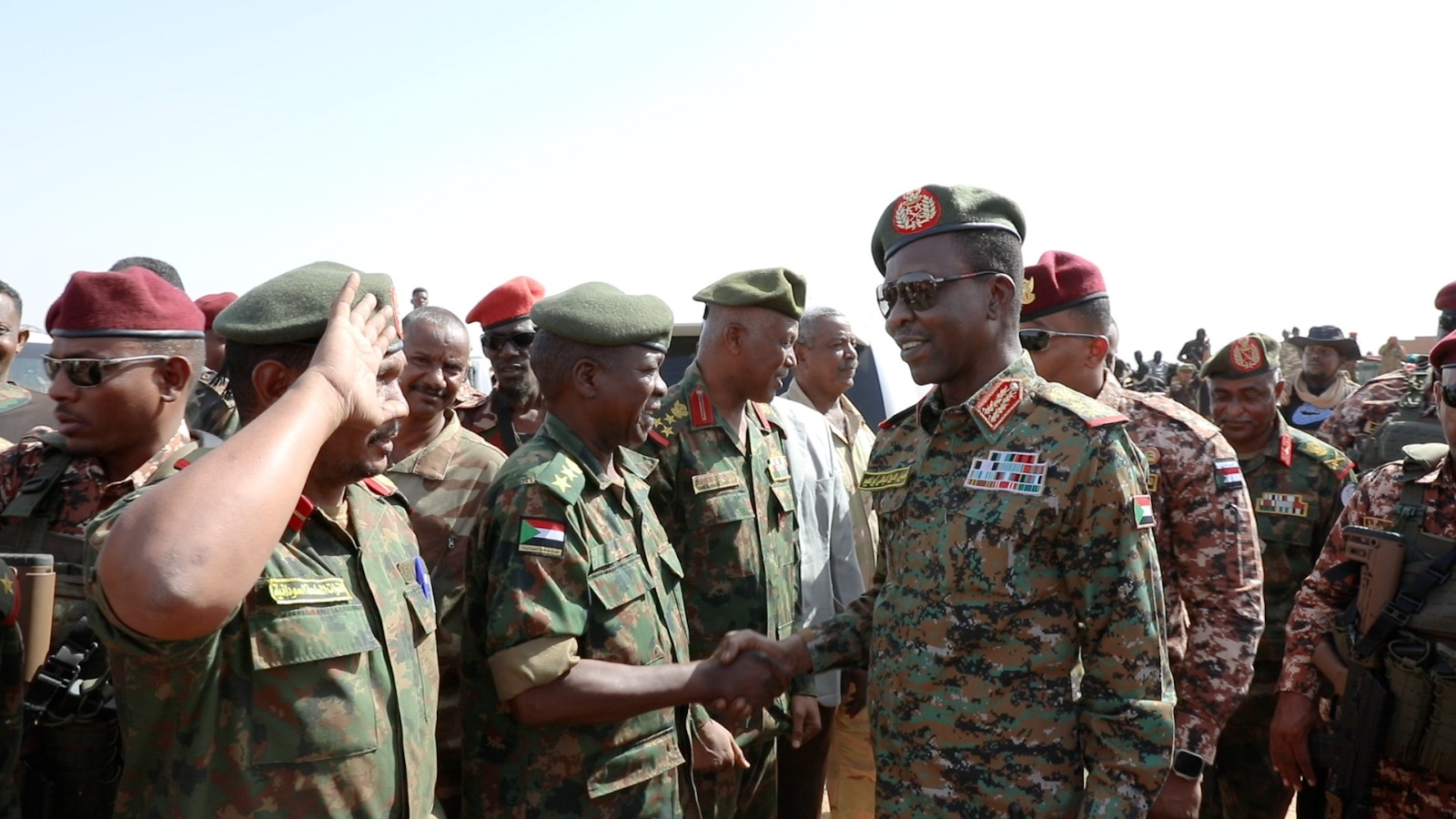 السودان – صوت الشعب نيوز :   *كباشي يتفقد الخطوط الامامية بولاية الجزيره ويطلع على الترتيبات والخطط الأمنيه التي أعدتها وتنفذها القوات النظاميه بمحلية المناقل