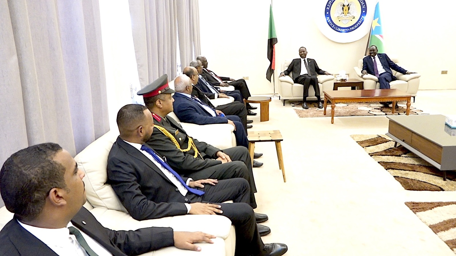 السودان – صوت الشعب نيوز :  عضو مجلس السيادة نائب القائد العام الفريق أول شمس الدين كباشي يصل جوبا