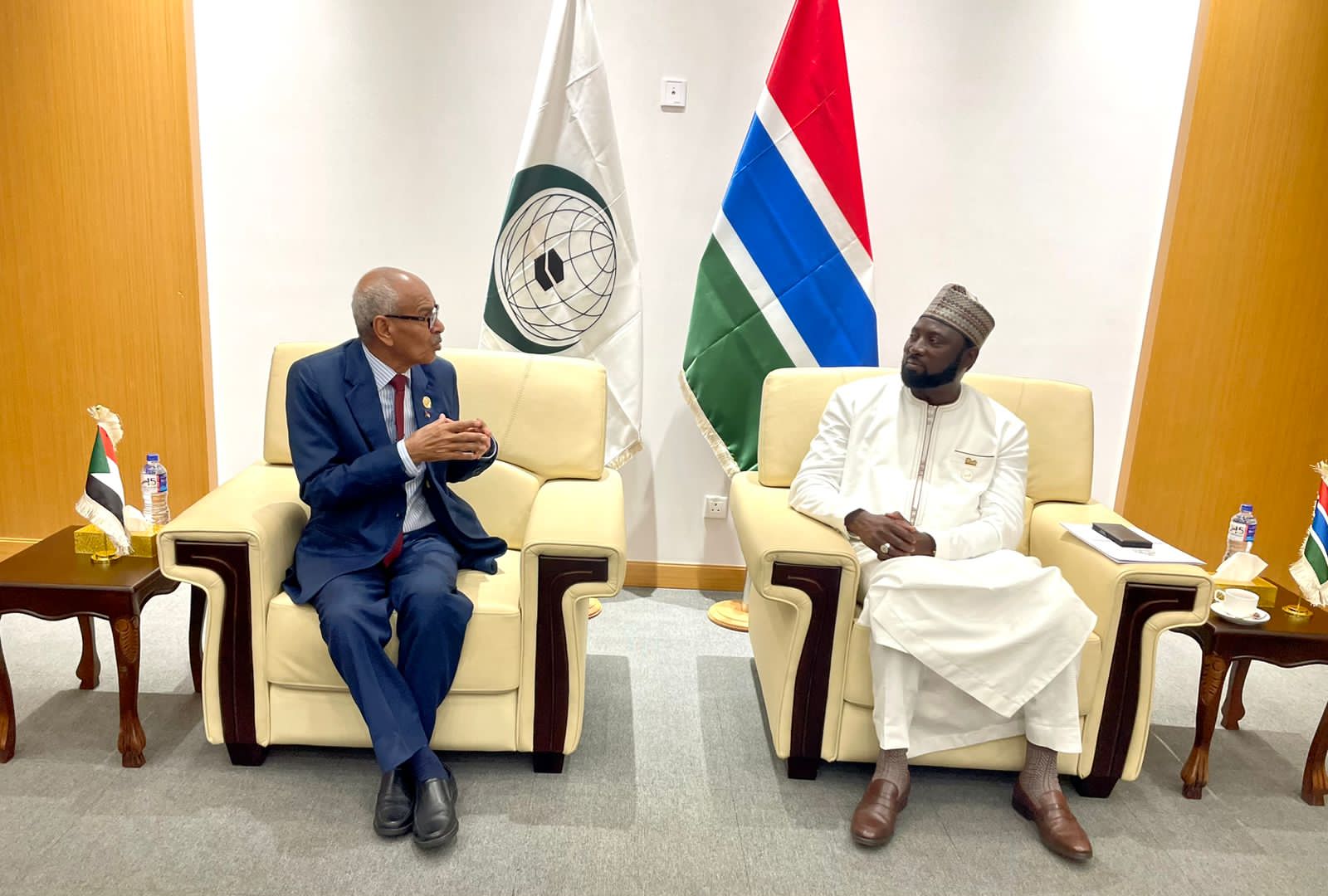 السودان – صوت الشعب نيوز :   *وزير الخارجية يلتقي نظيره الغامبي على هامش مشاركته في مؤتمر القمة الإسلامي*