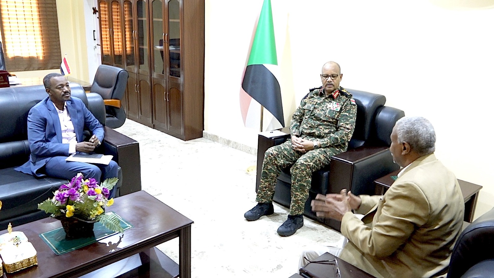 السودان – صوت الشعب نيوز :  *عضو مجلس السيادة مساعد القائد العام الفريق إبراهيم جابر يلتقي وزير التنمية العمرانية والطرق والجسور