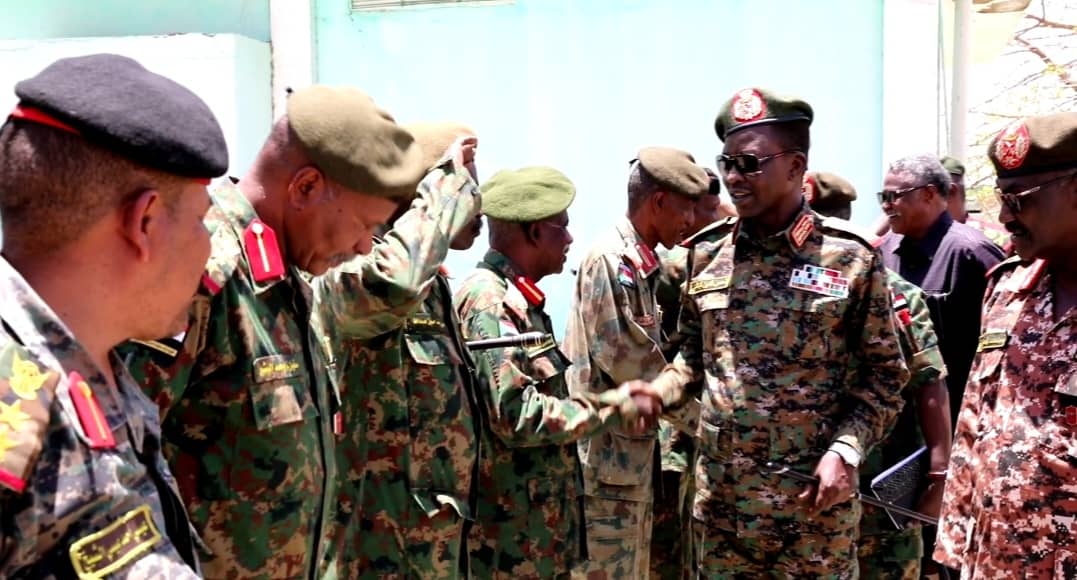 السودان – صوت الشعب نيوز :  *كباشي يصل الفاو ويتلقي تنويراََ حول مجمل الأوضاع الأمنيه بالمنطقه ويثني على الإنسجام التام والروح القتالية العاليه للقوات المرابطة*