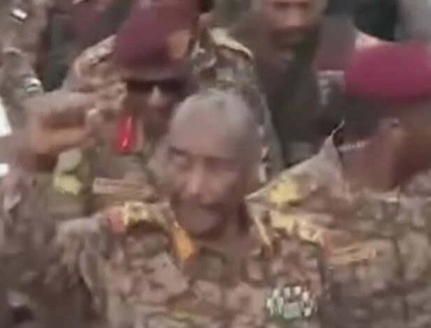 السودان – صوت الشعب نيوز : *البرهان في عزاء محمد صديق سنثأر للشهداء*