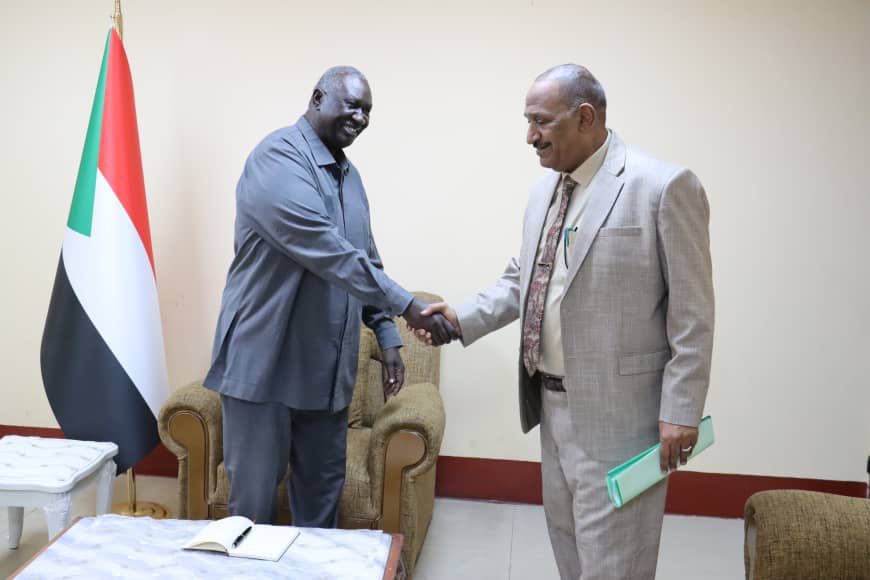 نائب رئيس مجلس السيادة الإنتقالي يطّلع على  ضوابط استيراد المواد البترولية*