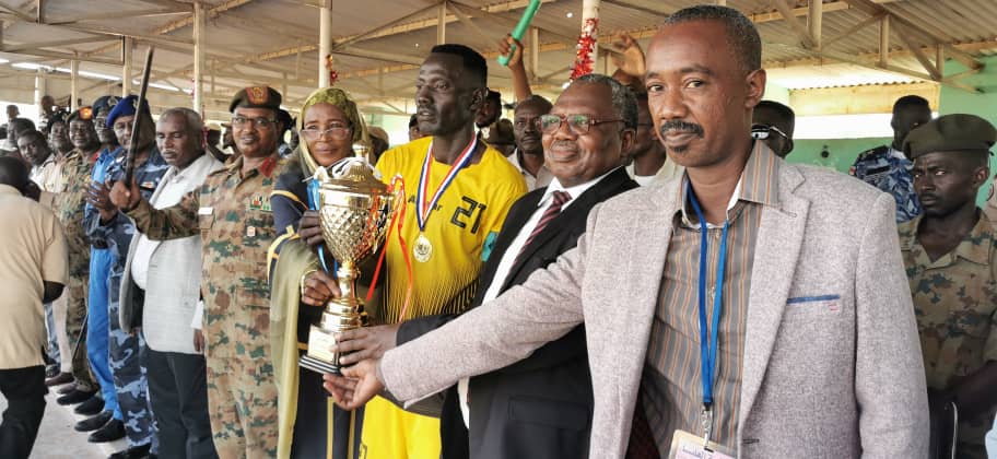 تور كلبي الكبير يبتلع صغير حجر المك ثلاث مرات ويهدي الكأس لقعر الحجر* .