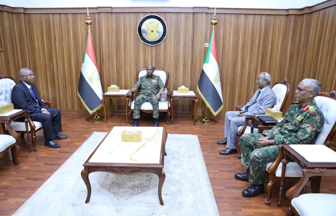*بمناسبة وداعه- رئيس مجلس السيادة يلتقي سفير السودان لدى أنغولا*