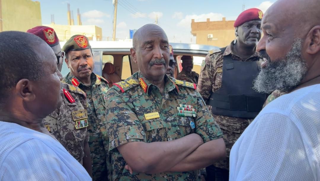 رئيس مجلس السيادة القائد العام للقوات المسلحة يتفقد المناطق المتأثرة بالسيول والأمطار بولاية نهر النيل* 