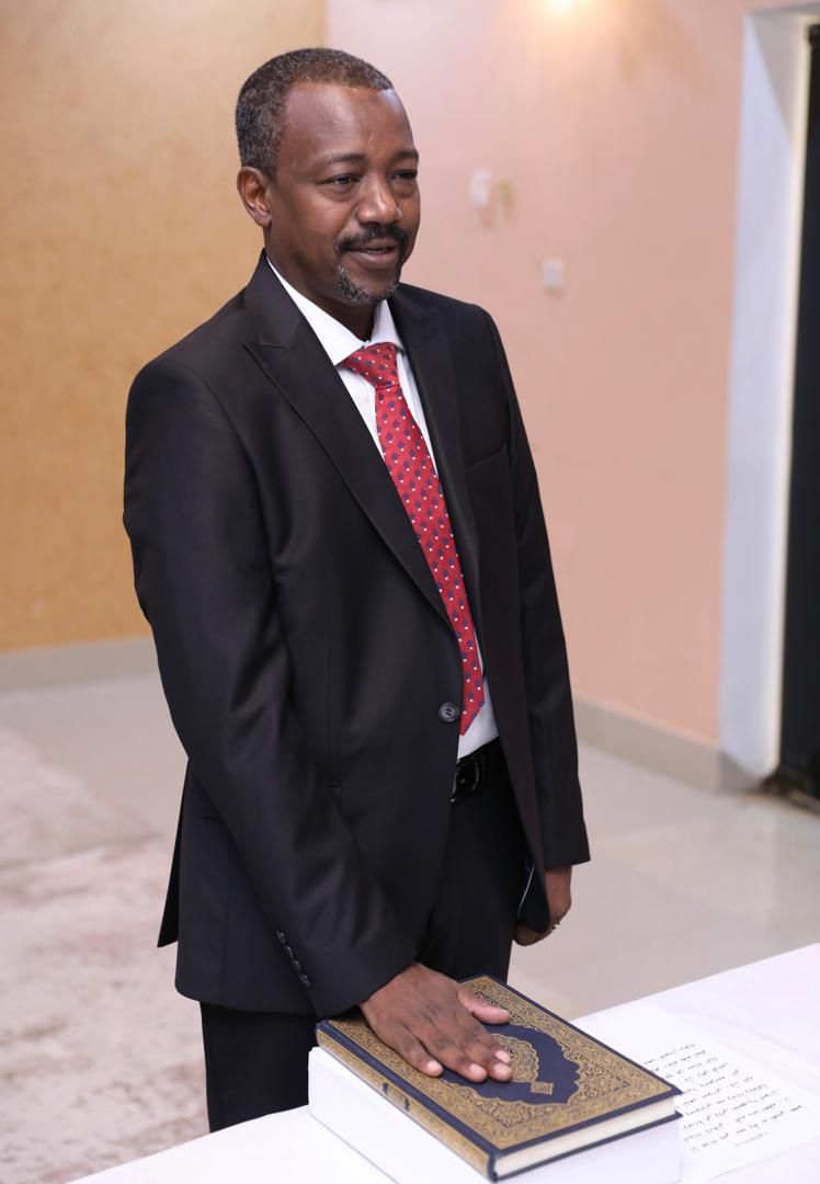 السودان* – “صوت الشعب نيوز”:  *خلفاََ ل(حجر) عبدالله يحي يؤدي القسم أمام البرهان ، عضوا بالمجلس السيادي*