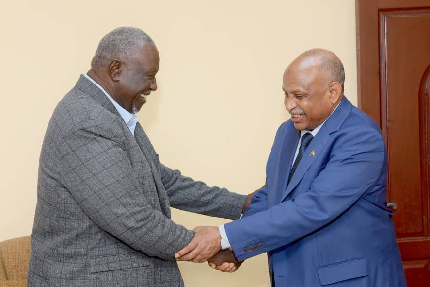 السودان – “صوت الشعب نيوز”:  *”رئيس مجلس الوزراء المكلف يطلع عقار على أداء المجلس وسير العمل بالقطاعات الفنيه والمتخصصه* 