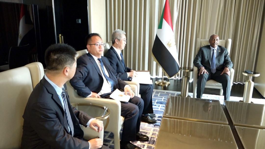 “البرهان” يشهد توقيع إتفاقيات في مجالات الطاقة الشمسية والتعدين وخطوط النقل