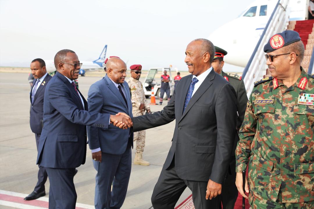 بعد زيارة للصين وصفت بالتأريخيه “البرهان” يعود إلى البلاد صباح اليوم