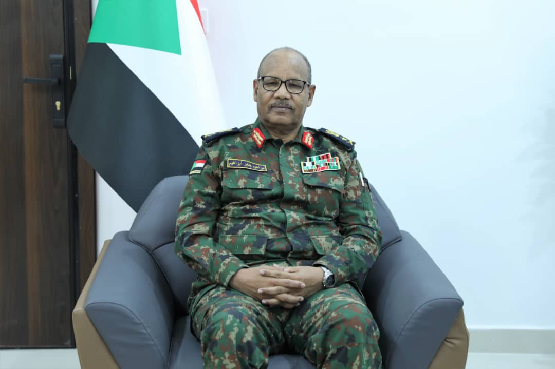 عضو مجلس السيادة الفريق مهندس بحري إراهيم جابر يطمئن على سير الموسم الزراعي بمحلية الدبة