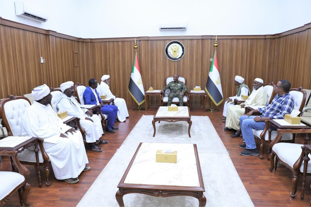 “البرهان” يلتقي وفد الختمية بالبحر الأحمر