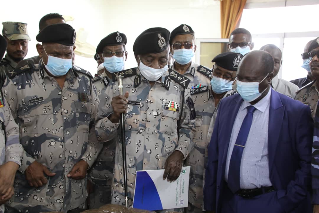 السودان – “صوت الشعب نيوز” :  *”وزير الداخليه” يقف على إنجاز الجمارك بضبطها (141) كيلو جرام من مخدر الآيس*