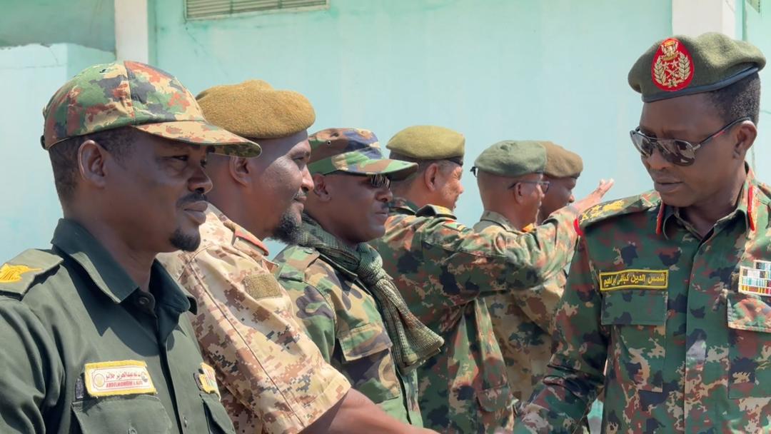 السودان – “صوت الشعب نيوز”:  *”كباشي” يطمئن على الروح المعنويه العاليه للقوات بقيادة المنطقه الشرقيه وهم يبذلون الغالي والنفيس في معركة الكرامة*