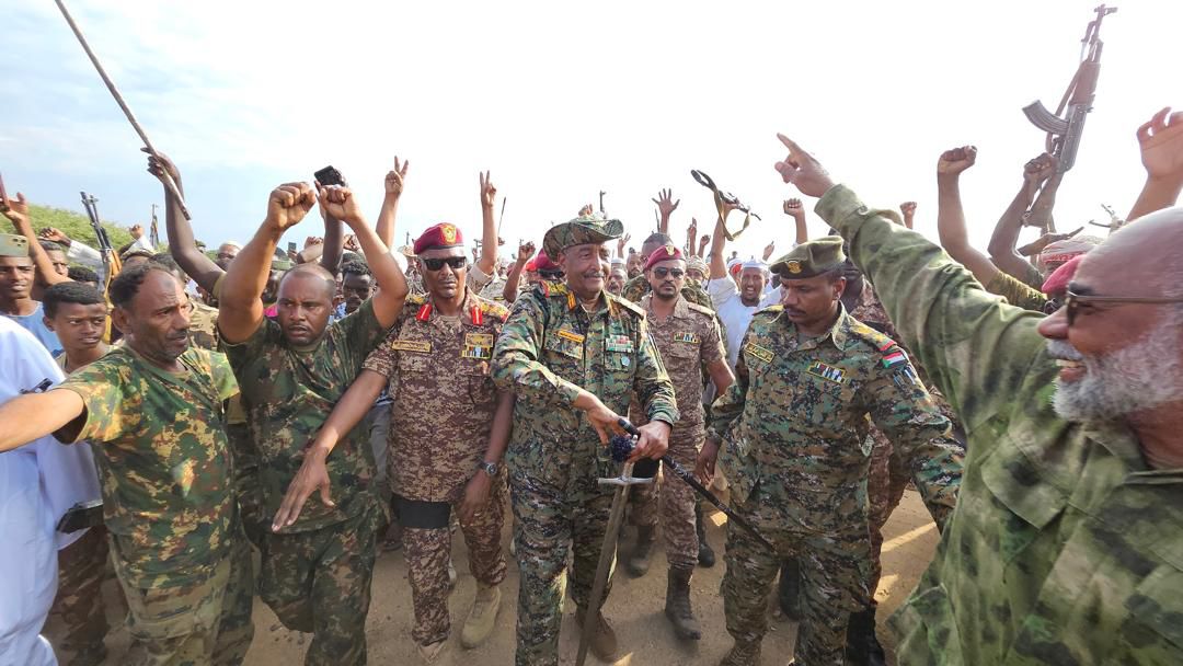 السودان – “صوت الشعب نيوز”:  *رئيس مجلس السيادة القائد العام للقوات المسلحة يتفقد قوات جهاز المخابرات العامة بمنطقة الصباغ ويقف على جاهزيتها*