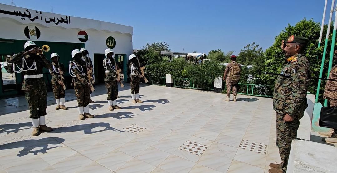 السودان – “صوت الشعب نيوز”:  *”البرهان” يتفقد قيادة المنطقة الشرقية العسكرية والقوات المشتركة* 