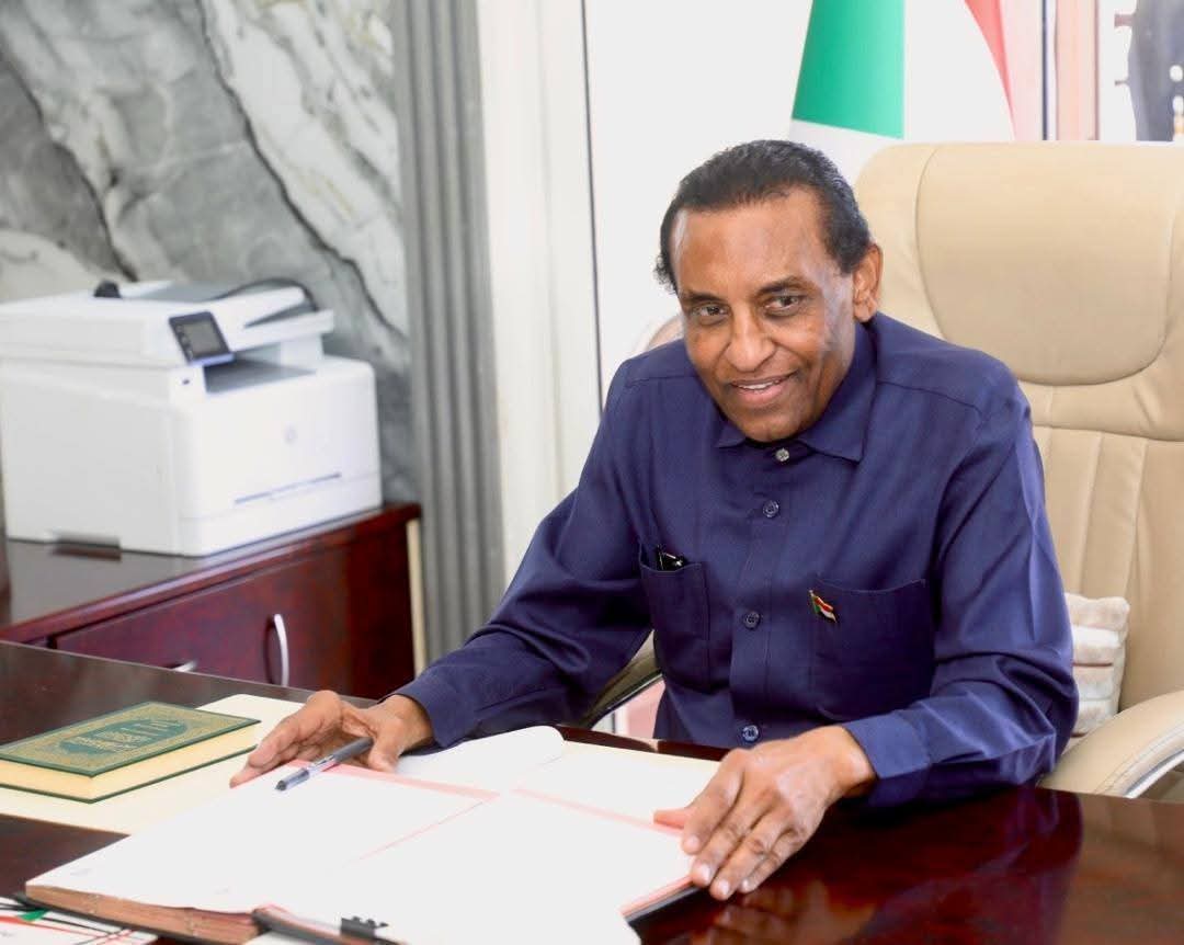 السودان – “صوت الشعب” : *رئيس الوزراء يتفقد عدد من الوزارات عقب مزاولة عملها من مقارها بالعاصمة القومية الخرطوم*