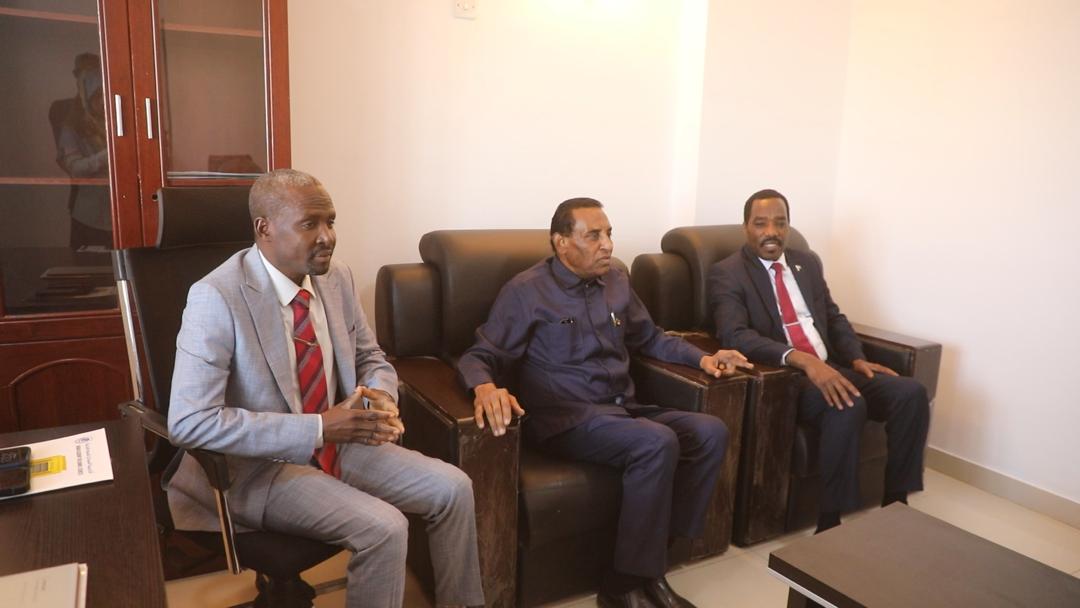 السودان – “صوت الشعب” : *رئيس الوزراء يتفقد عدد من الوزارات عقب مزاولة عملها من مقارها بالعاصمة القومية الخرطوم*