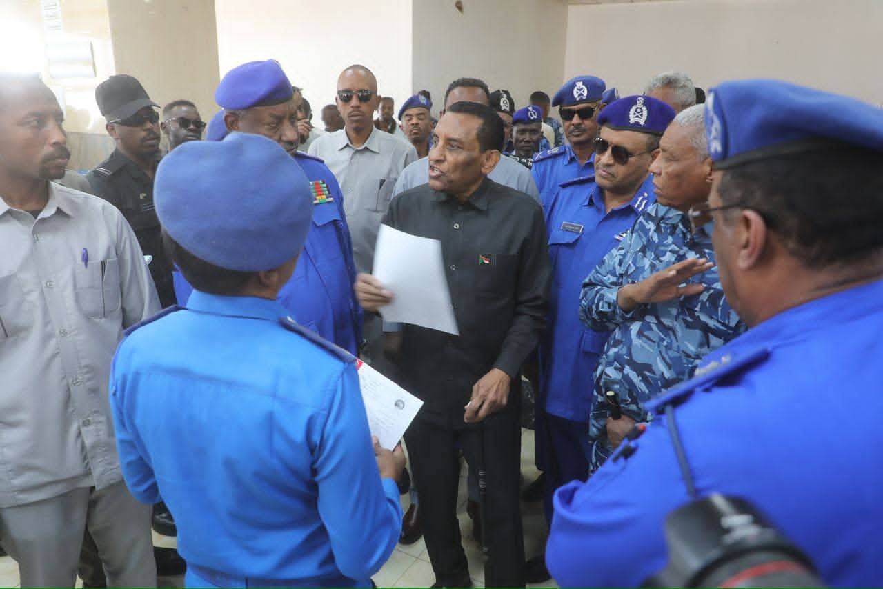 السودان – “صوت الشعب”: *رئيس مجلس الوزراء يتفقد وزارة الداخلية*