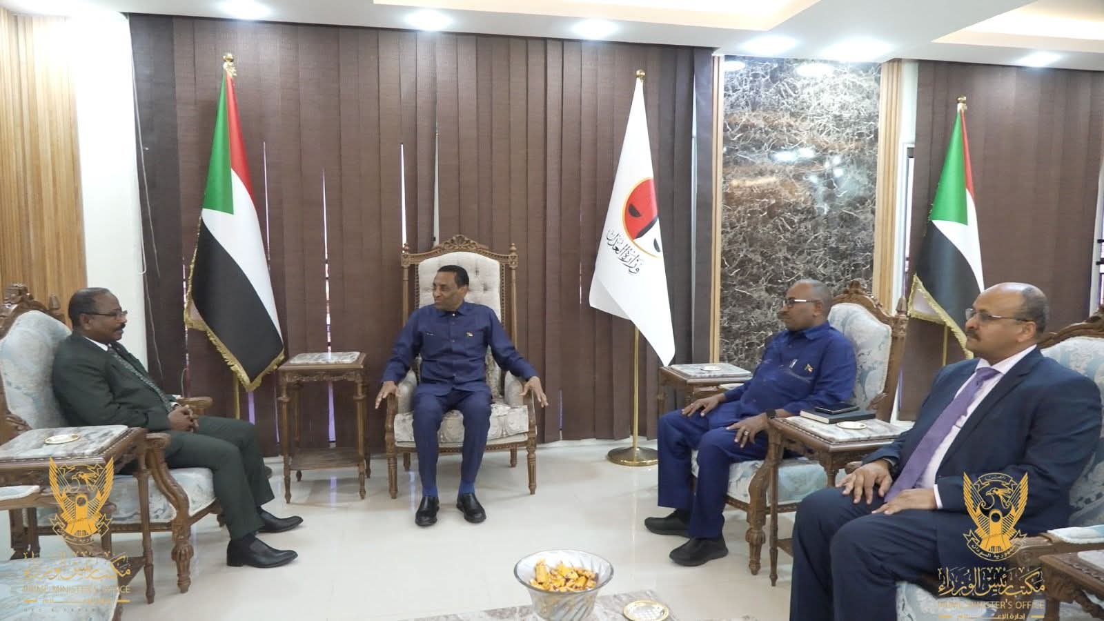 السودان – “صوت الشعب”: *رئيس الوزراء يطمئن على سير العمل بوزارة العدل*   