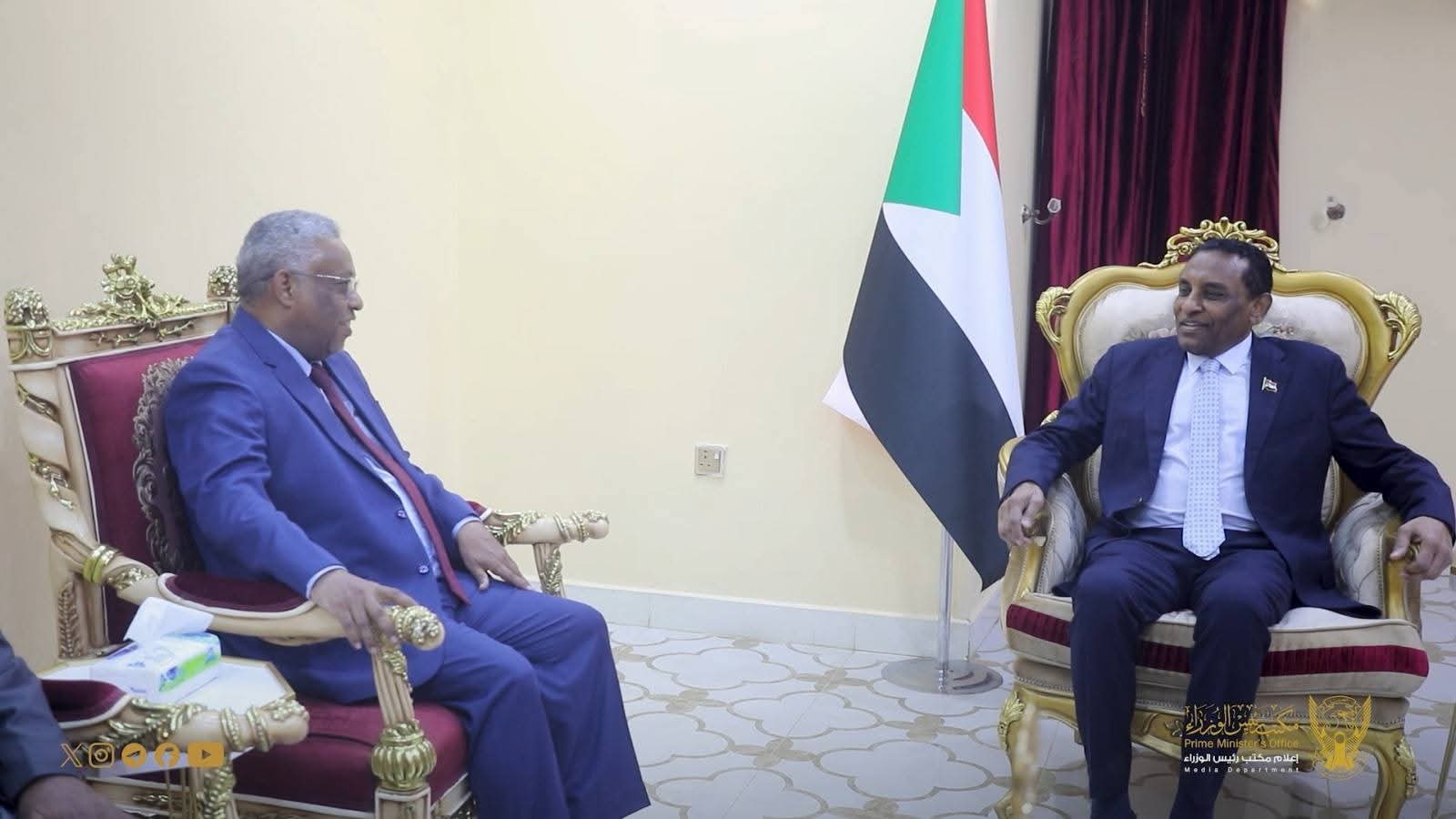 السودان – “صوت الشعب”: *”رئيس الوزراء” يوجه البنك الزراعي بإعادة تأهيل صومعة بورتسودان لتخزين المحاصيل الزراعية*   