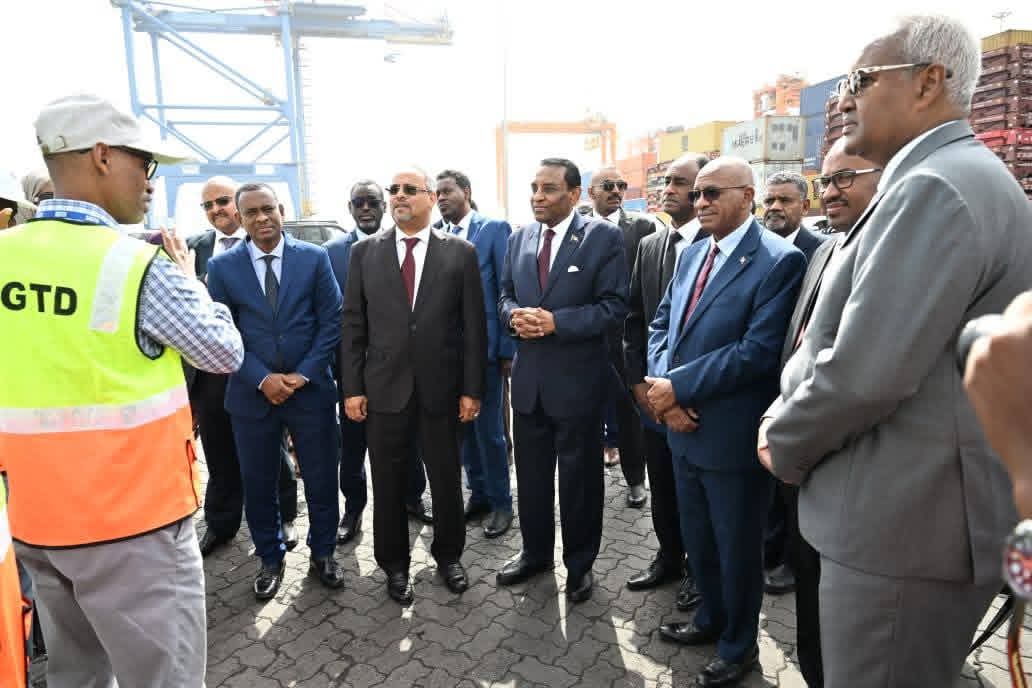 السودان – “صوت الشعب”: *”رئيس الوزراء” يزور ميناء دورالي للحاويات والميناء متعدد الأغراض بجيبوتي*