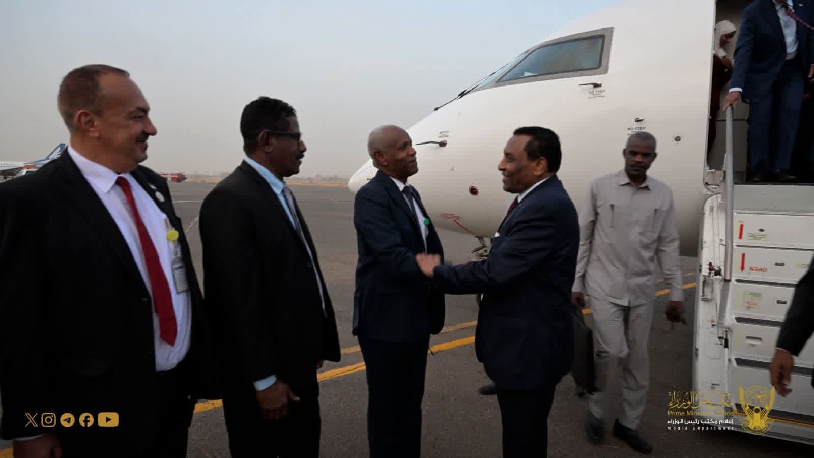 السودان – “صوت الشعب”: *عقب زيارته لجمهورية جيبوتي .. رئيس الوزراء يعود إلى البلاد*