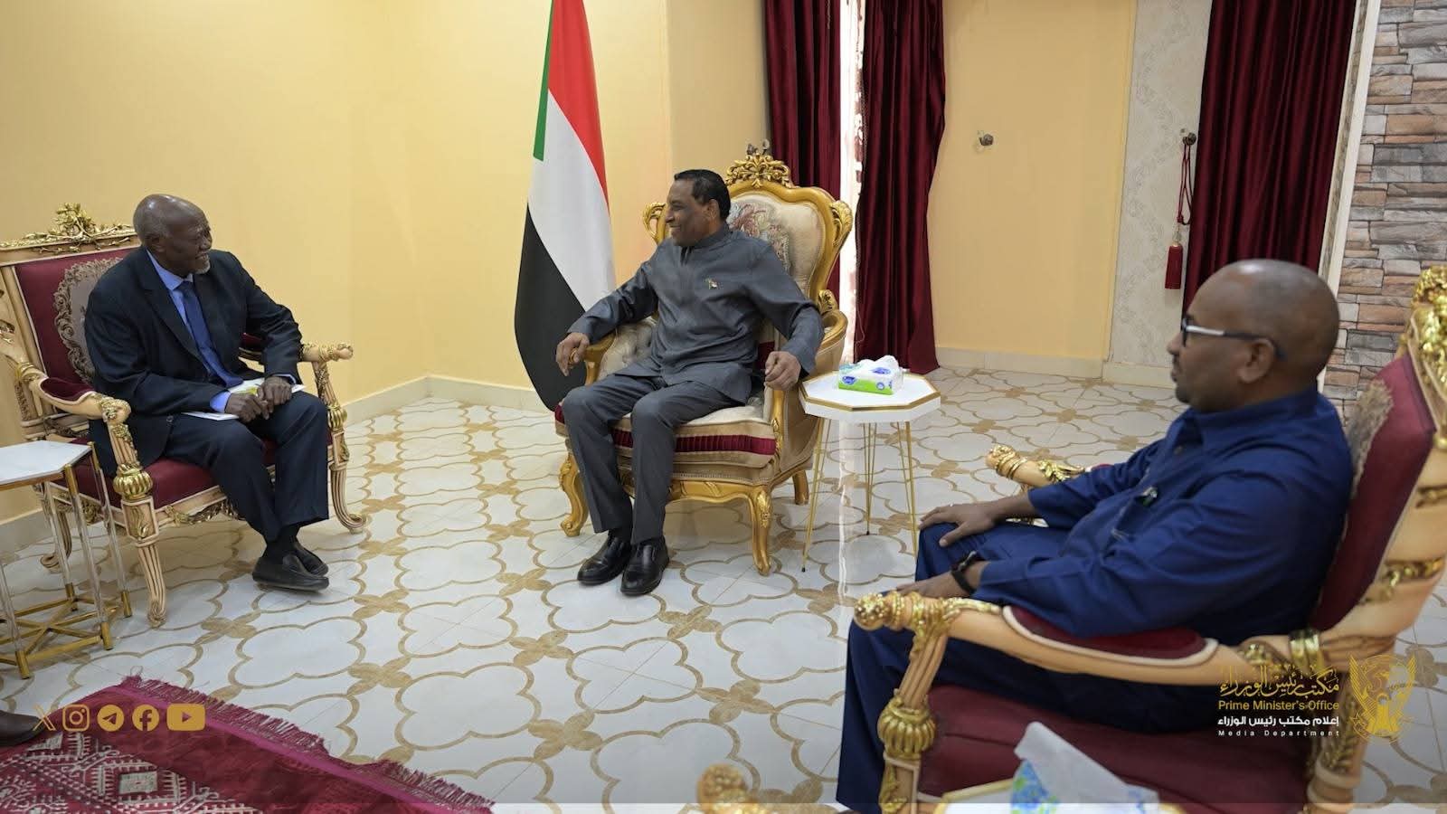 السودان – “صوت الشعب”: *”رئيس الوزراء” يبحث مع وزير الحكم الاتحادي سير الترتيبات الجارية لعقد الملتقى الجامع لحكام وولاة الولايات*