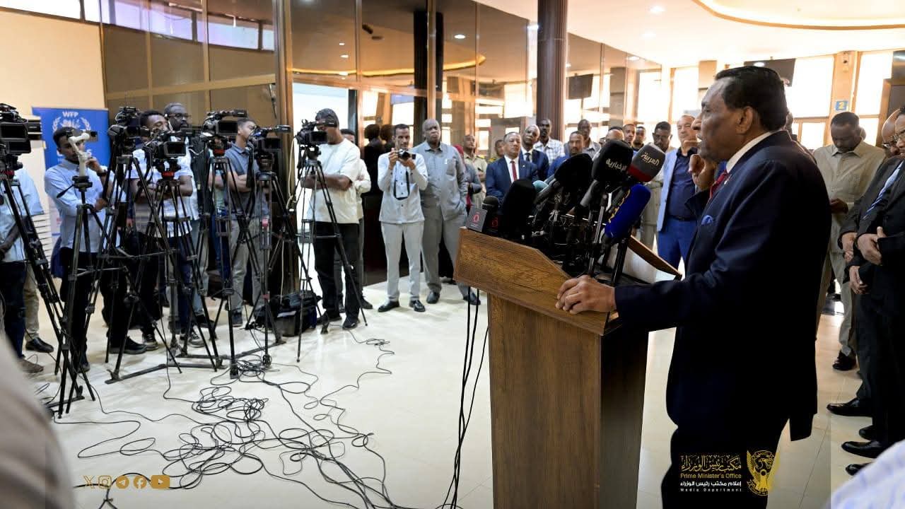 السودان – “صوت الشعب”: *”رئيس الوزراء”: لا عودة قسرية للسودانيين من مصر واتفاق على توسيع الربط الكهربائي والتنسيق بشأن سد النهضة*