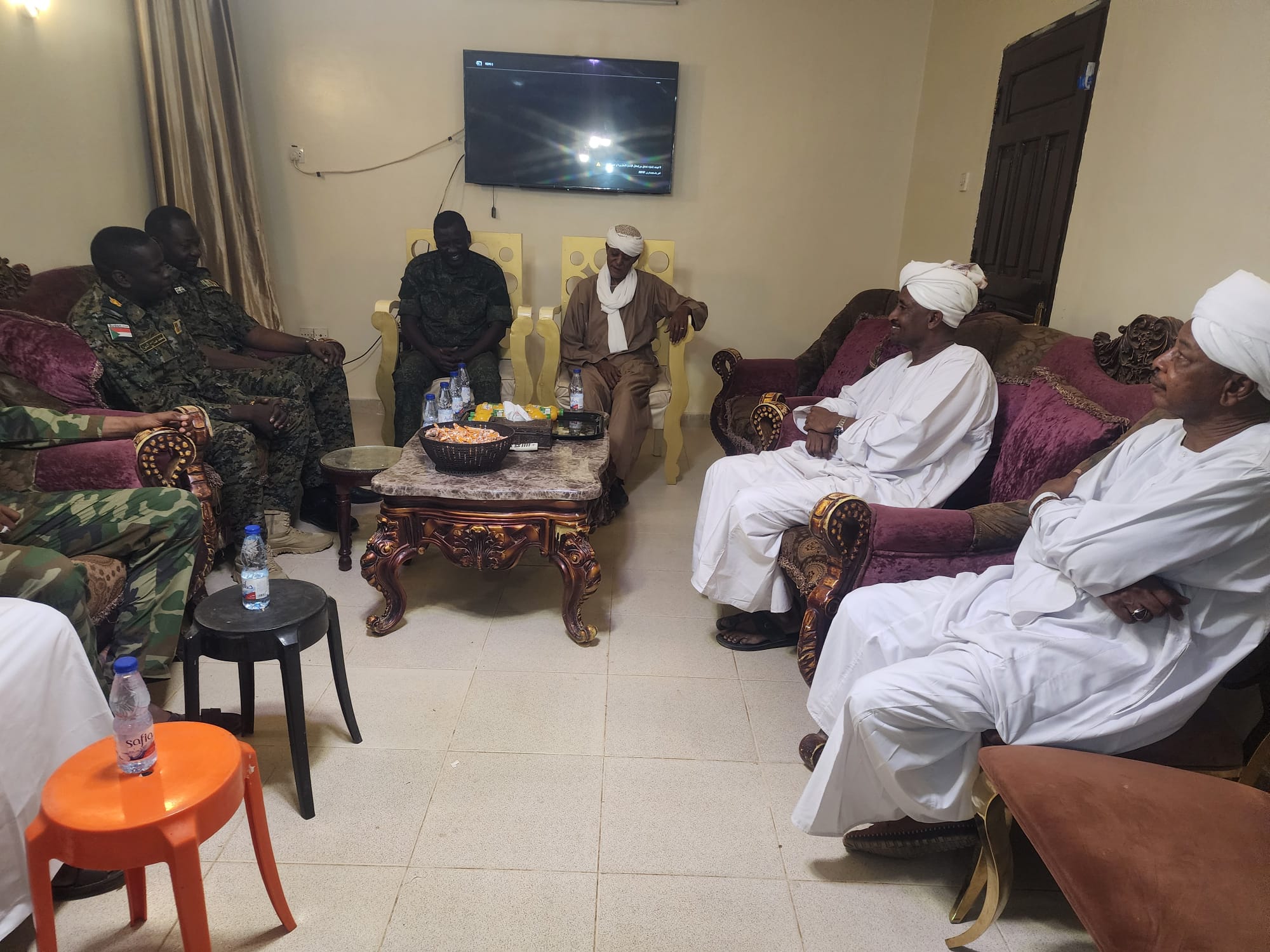 السودان – “صوت الشعب”: *القائد مصطفي تمبور والي وسط دارفور يزور الشيخ موسي هلال عبدالله ويؤكدان دعم القوات المسلحة وتطهير مناطق مليشيا الدعم السريع*