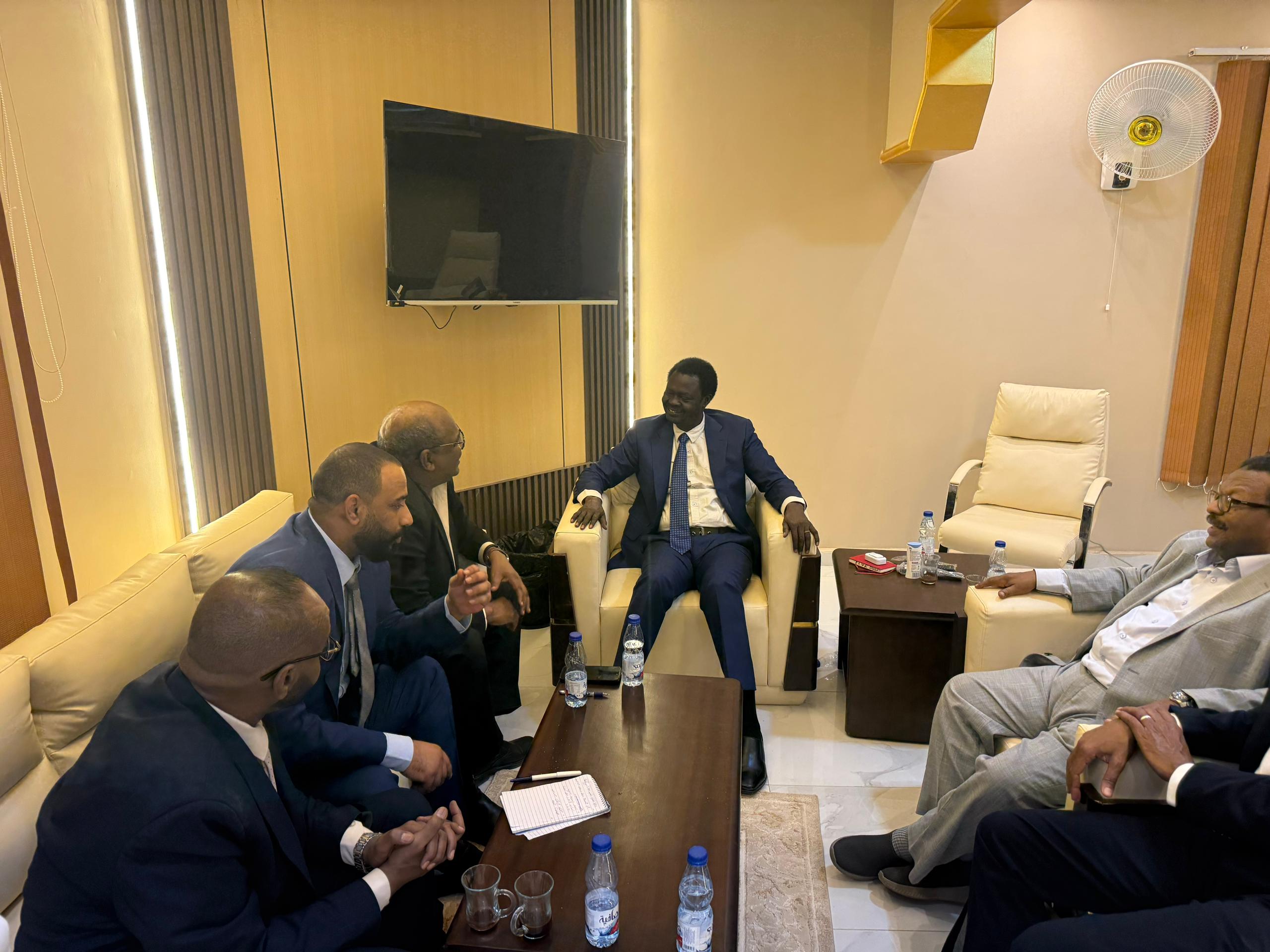 السودان – “صوت الشعب”: *مناوي يلتقي رؤساء التحرير ويستعرض تحركاته الأوروبية وتطورات المشهد*