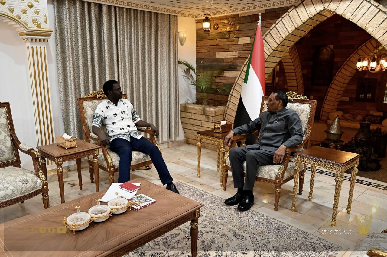 السودان – “صوت الشعب”: *رئيس الوزراء يلتقي حاكم إقليم دارفور*   